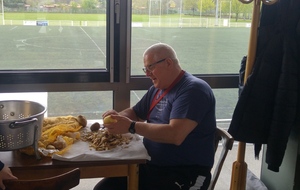 Michel à la corvée de pluches